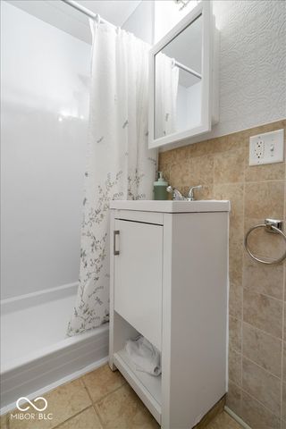 2730 Woodlawn Drive, Anderson, IN 46013