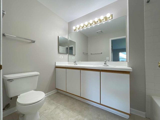 620 Cobblestone Court 620, Elgin, IL 60120