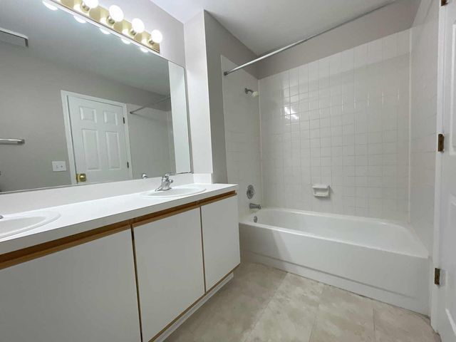 620 Cobblestone Court 620, Elgin, IL 60120