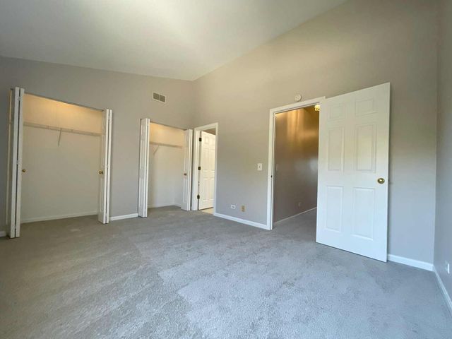 620 Cobblestone Court 620, Elgin, IL 60120
