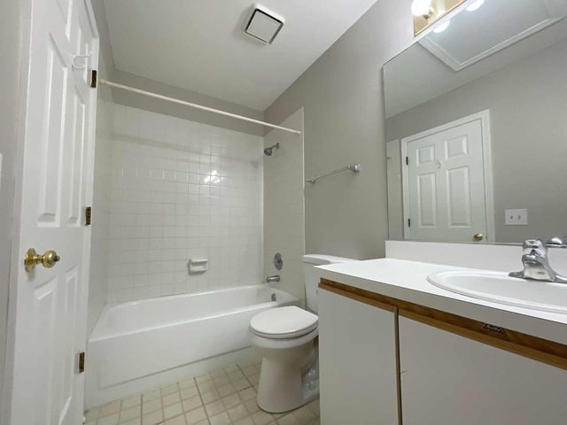 620 Cobblestone Court 620, Elgin, IL 60120