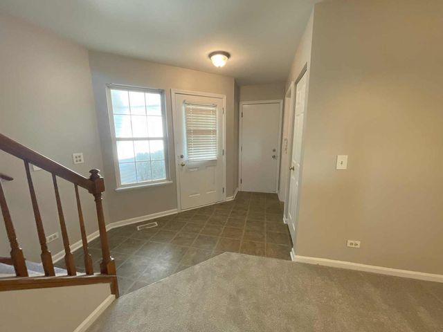 620 Cobblestone Court 620, Elgin, IL 60120