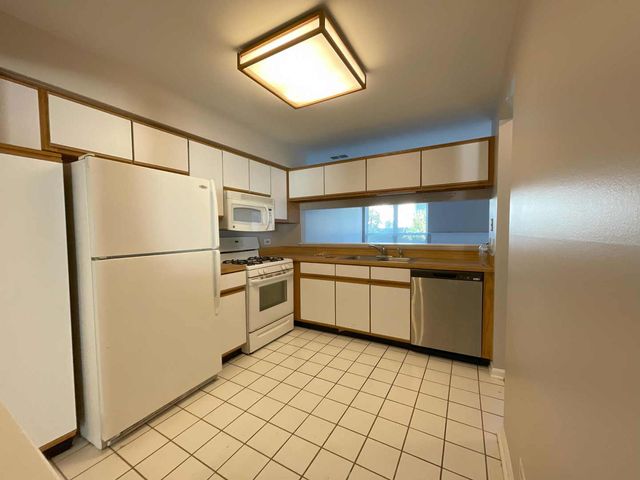 620 Cobblestone Court 620, Elgin, IL 60120