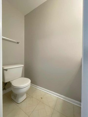 620 Cobblestone Court 620, Elgin, IL 60120