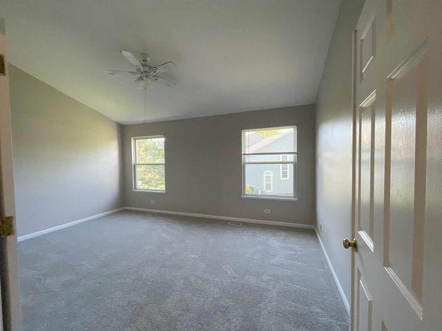 620 Cobblestone Court 620, Elgin, IL 60120