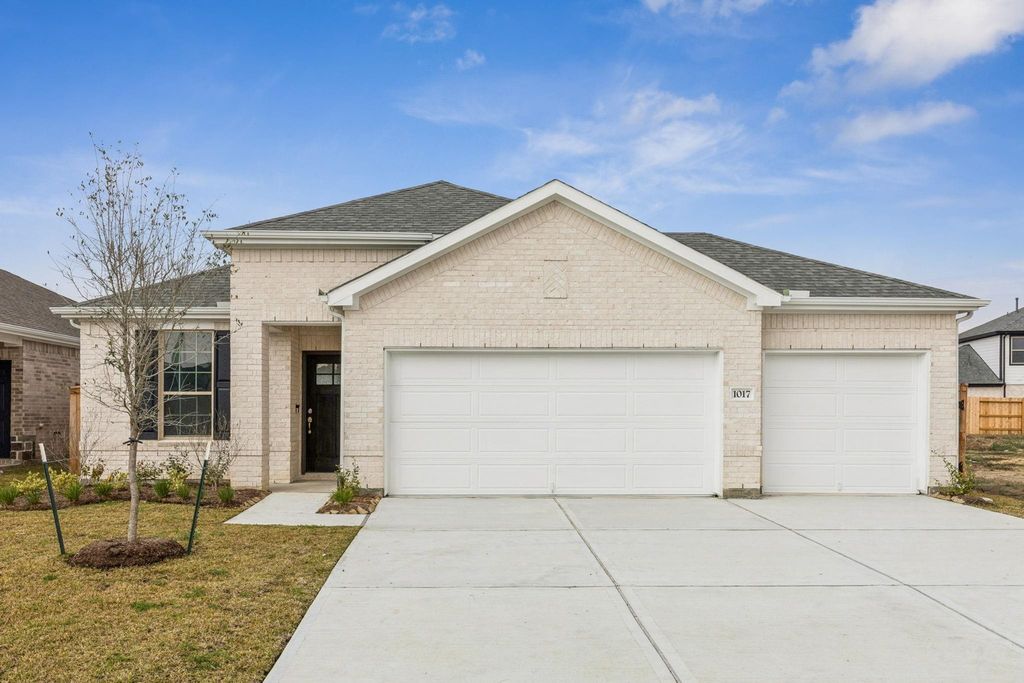 1017 S Oakhurst Drive, Dayton, TX 77535