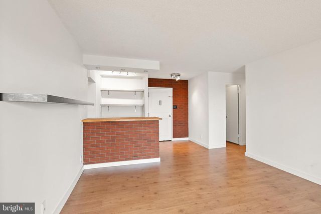 203 Yoakum Pkwy Apt 1222, Alexandria, VA 22304