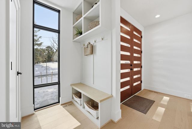 6816 DEAN DR, Mclean, VA 22101