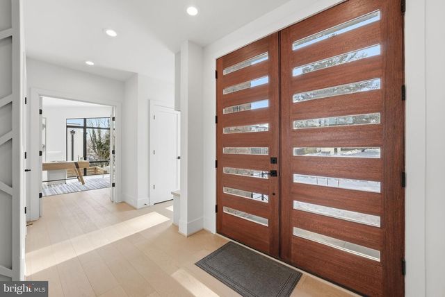 6816 DEAN DR, Mclean, VA 22101