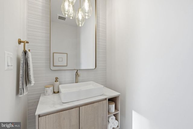 6816 DEAN DR, Mclean, VA 22101