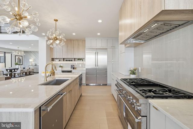 6816 DEAN DR, Mclean, VA 22101