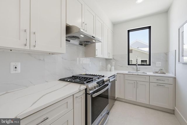 6816 DEAN DR, Mclean, VA 22101