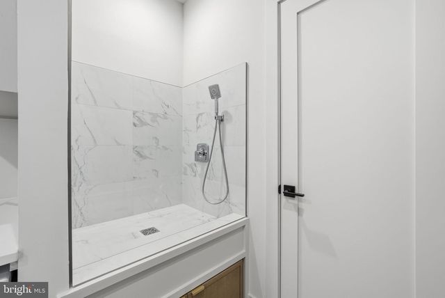 6816 DEAN DR, Mclean, VA 22101