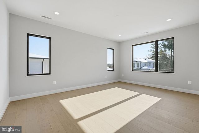 6816 DEAN DR, Mclean, VA 22101