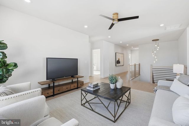 6816 DEAN DR, Mclean, VA 22101