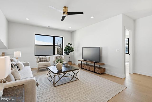 6816 DEAN DR, Mclean, VA 22101