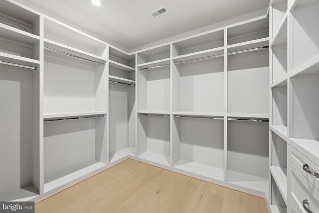 6816 DEAN DR, Mclean, VA 22101