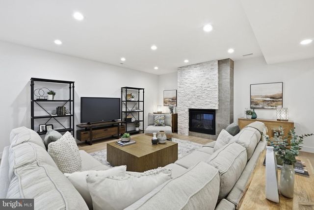 6816 DEAN DR, Mclean, VA 22101