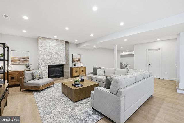 6816 DEAN DR, Mclean, VA 22101