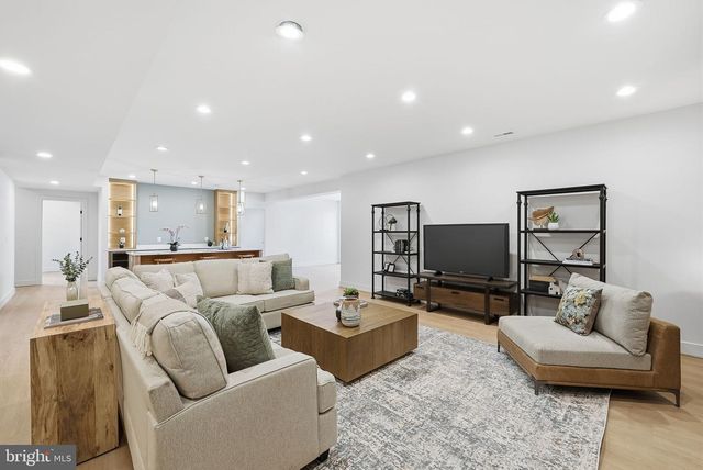 6816 DEAN DR, Mclean, VA 22101