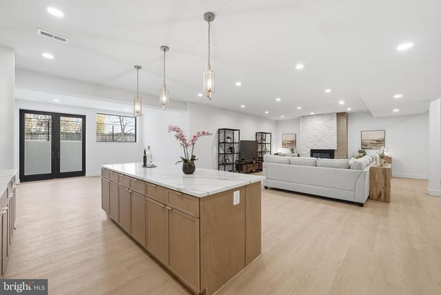 6816 DEAN DR, Mclean, VA 22101