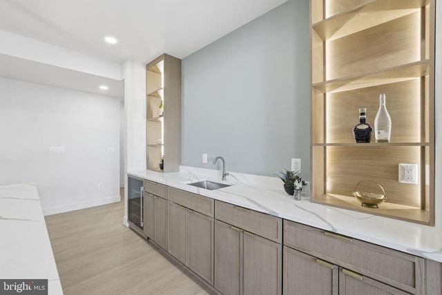 6816 DEAN DR, Mclean, VA 22101