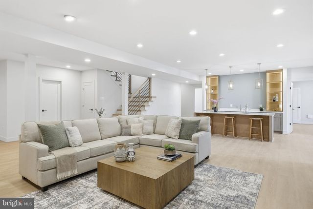 6816 DEAN DR, Mclean, VA 22101