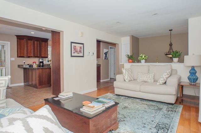 377 Rumonoski Dr, Northbridge, MA 01534