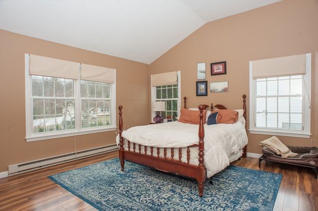 377 Rumonoski Dr, Northbridge, MA 01534