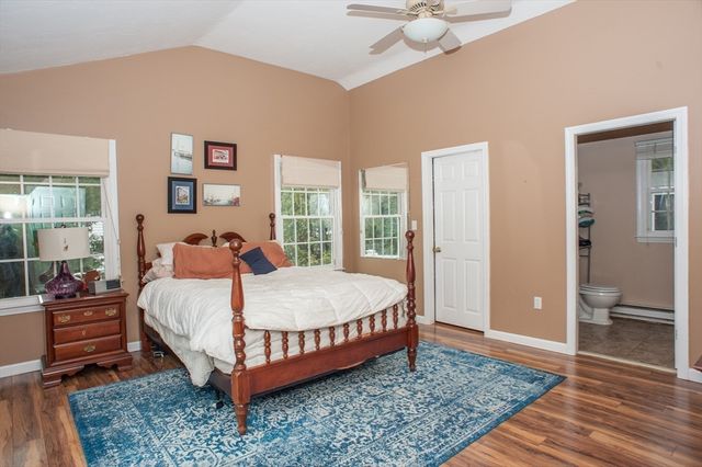 377 Rumonoski Dr, Northbridge, MA 01534