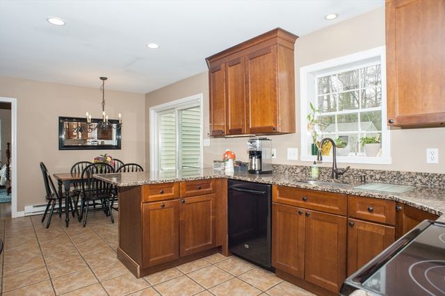 377 Rumonoski Dr, Northbridge, MA 01534