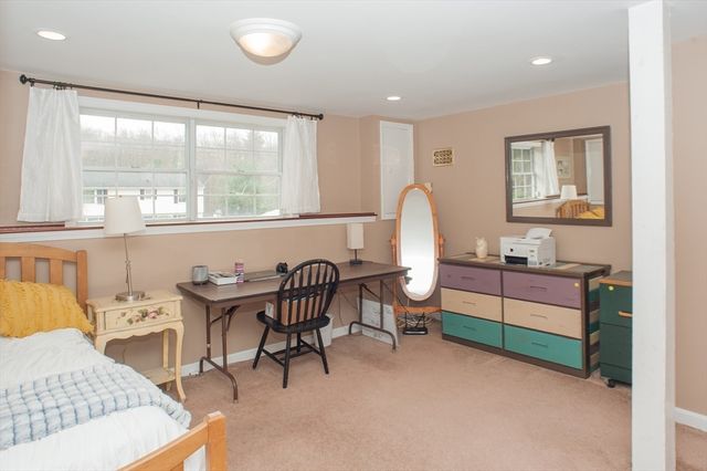 377 Rumonoski Dr, Northbridge, MA 01534