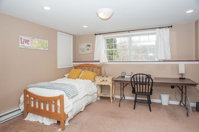377 Rumonoski Dr, Northbridge, MA 01534
