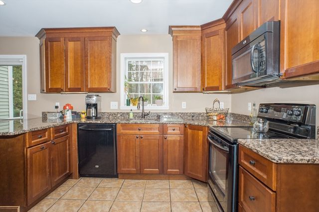 377 Rumonoski Dr, Northbridge, MA 01534