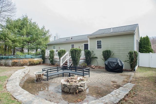 377 Rumonoski Dr, Northbridge, MA 01534