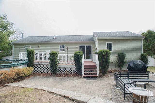 377 Rumonoski Dr, Northbridge, MA 01534