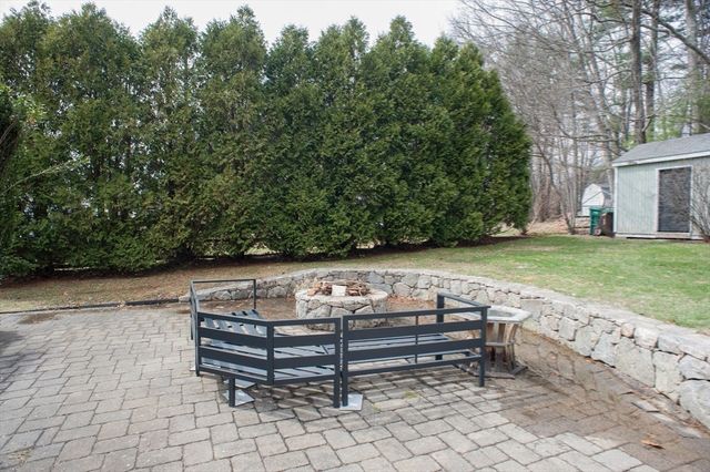 377 Rumonoski Dr, Northbridge, MA 01534