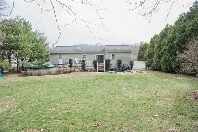 377 Rumonoski Dr, Northbridge, MA 01534