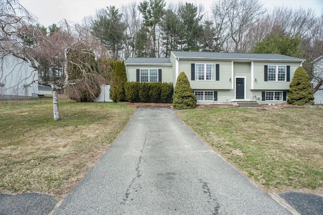 377 Rumonoski Dr, Northbridge, MA 01534
