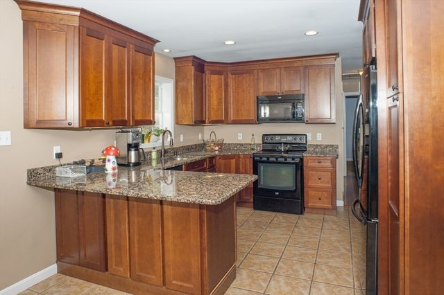 377 Rumonoski Dr, Northbridge, MA 01534