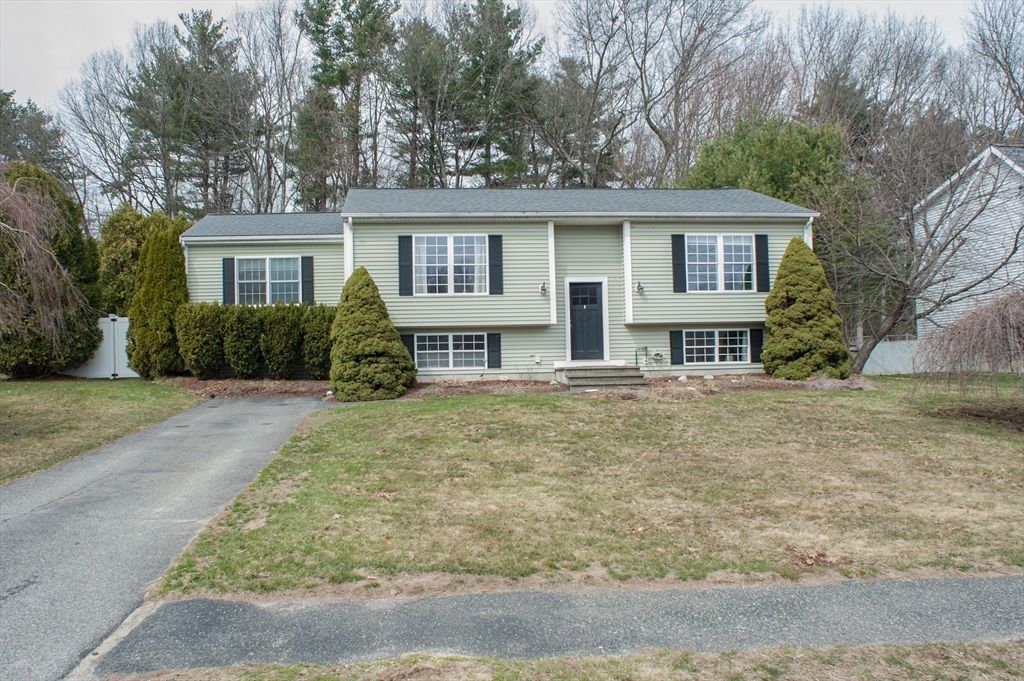 377 Rumonoski Dr, Northbridge, MA 01534