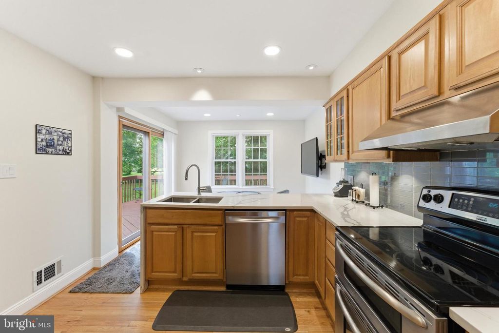Image 16 of property listing at 12719 TWO FARM DR, Silver Spring, MD 20904