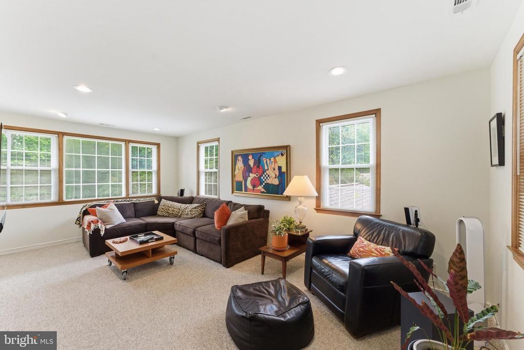 Image 19 of property listing at 12719 TWO FARM DR, Silver Spring, MD 20904