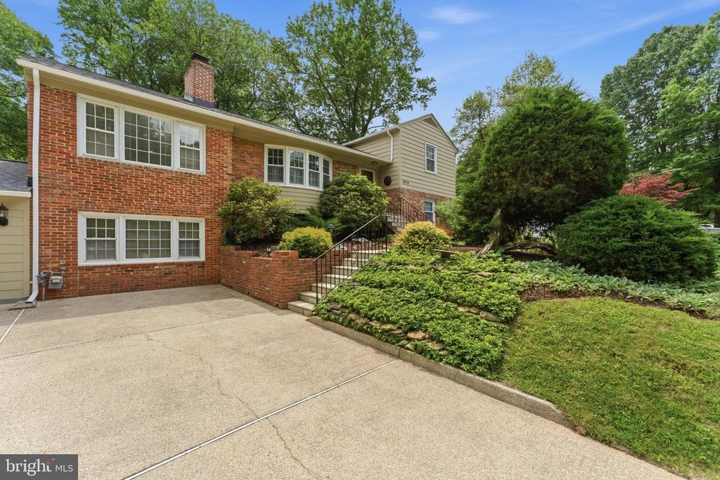 Image 3 of property listing at 12719 TWO FARM DR, Silver Spring, MD 20904