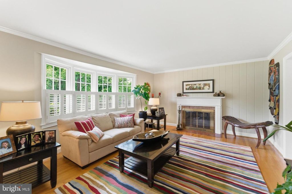 Image 4 of property listing at 12719 TWO FARM DR, Silver Spring, MD 20904