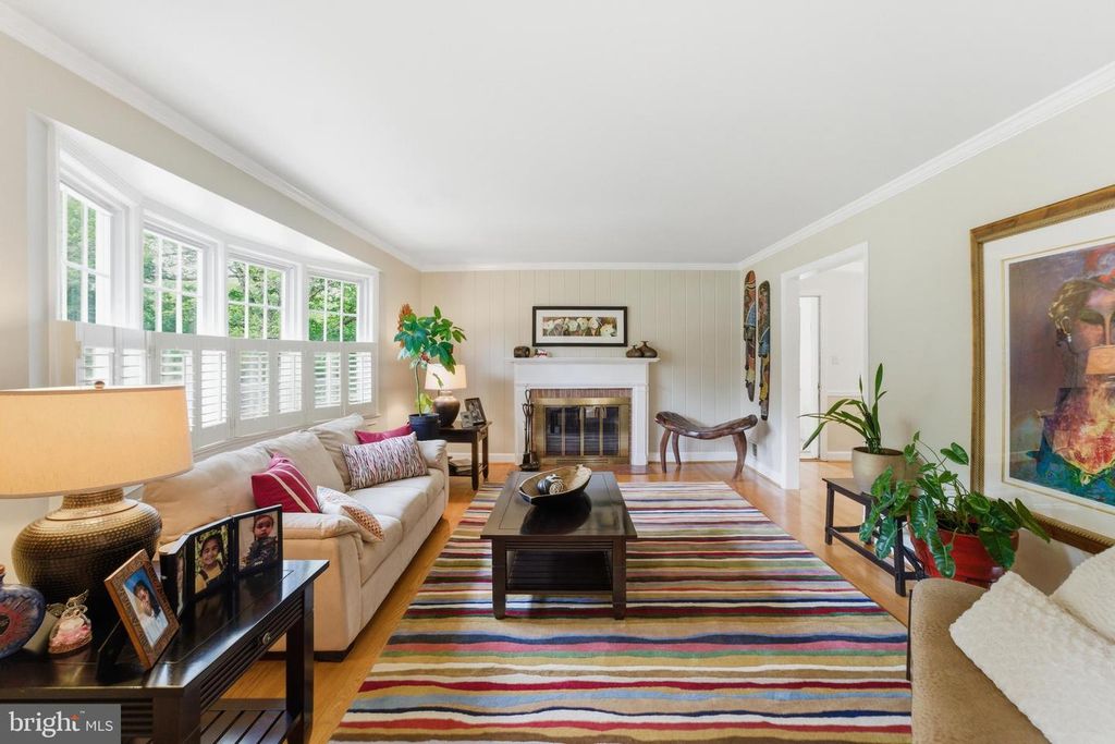 Image 5 of property listing at 12719 TWO FARM DR, Silver Spring, MD 20904