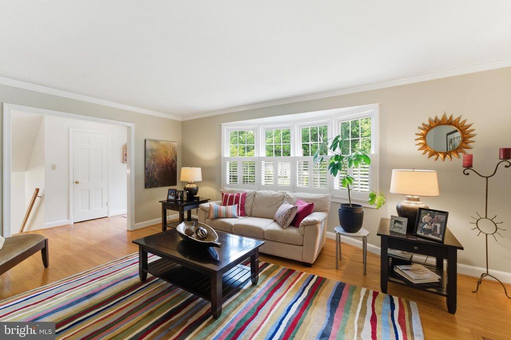 Image 6 of property listing at 12719 TWO FARM DR, Silver Spring, MD 20904