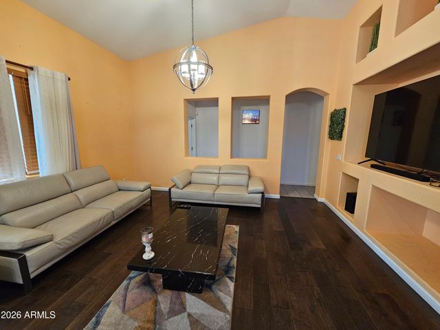 8805 W GLENN Drive, Glendale, AZ 85305