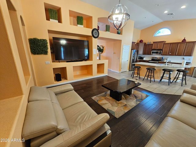 8805 W GLENN Drive, Glendale, AZ 85305