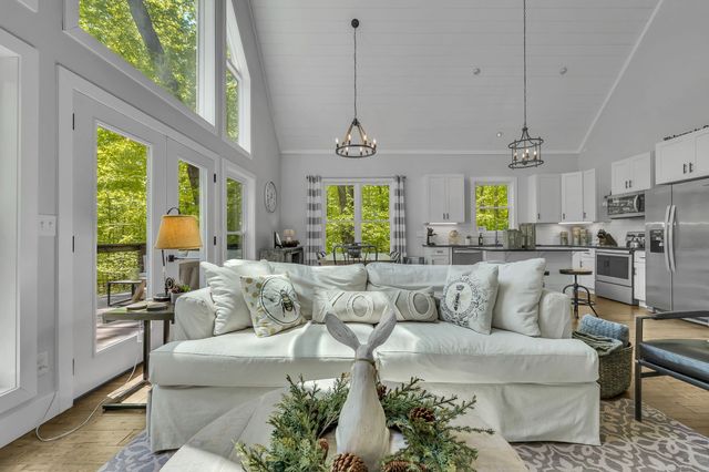 420 Holiday Haven Dr, Smithville, TN 37166